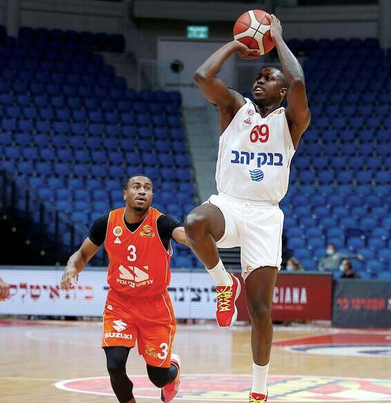 ג'ייקובן בראון על רגל אחת // צילום: אלן שיבר