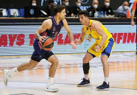 דיברתולומיאו מנסה לעצור את לפרובטולה, הערב בהיכל // צילום: אלן שיבר