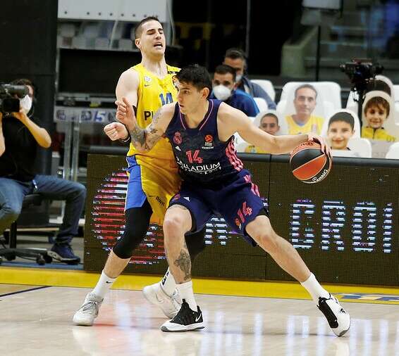 בלייזר מנסה לעצור את דק, הערב בהיכל // צילום: אלן שיבר