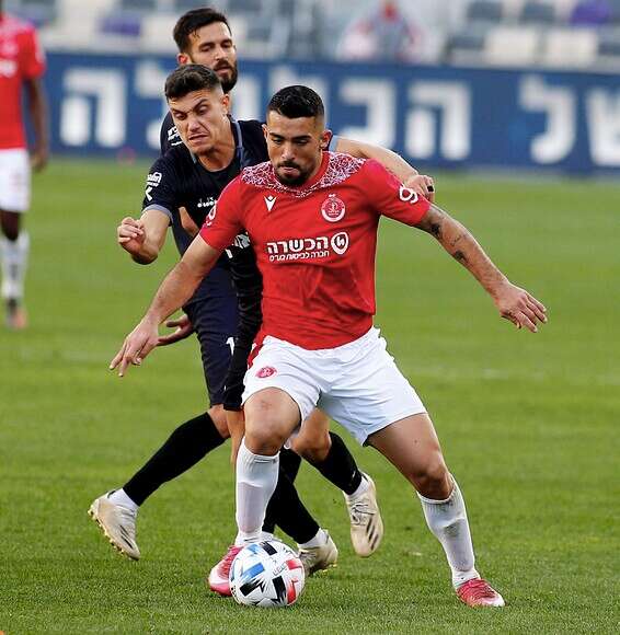 סרדל במאבק עם אליאס, הערב בבלומפילד // צילום: אלן שיבר