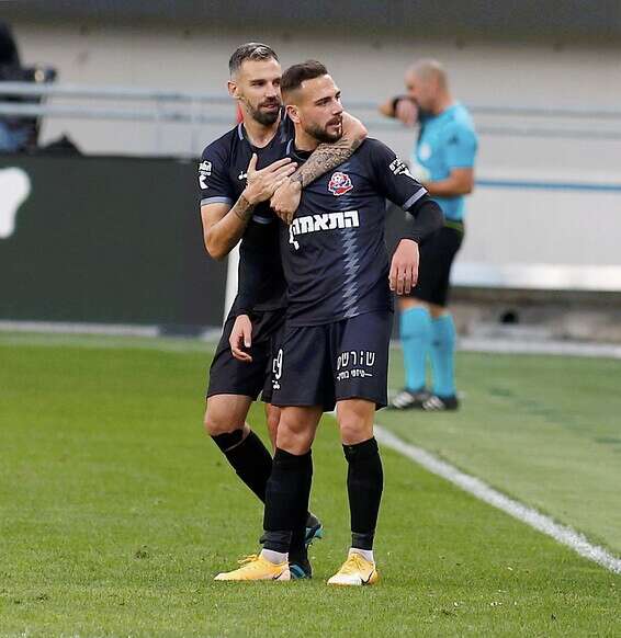 שטיין חוגג עם קפילוטו את השוויון, הערב בבלומפילד // צילום: אלן שיבר