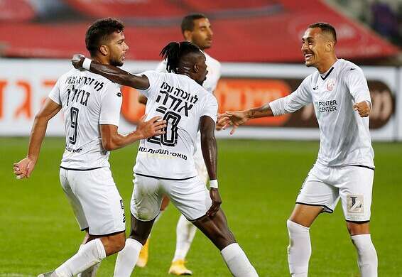 שחקני הפועל חדרה חוגגים, הערב בבלומפילד // צילום: אלן שיבר