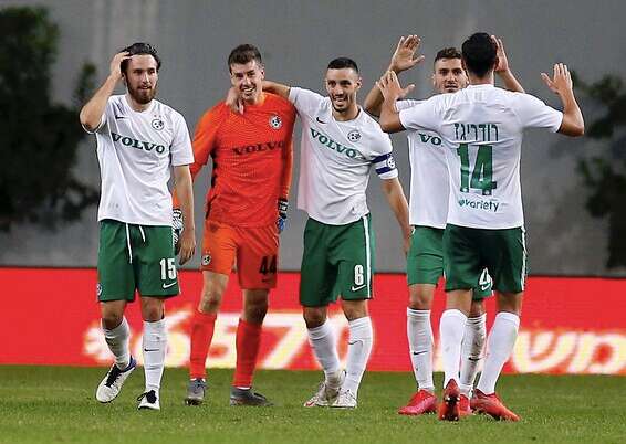 מכבי חיפה חוגגת עם ג'וש כהן // צילום: אלן שיבר