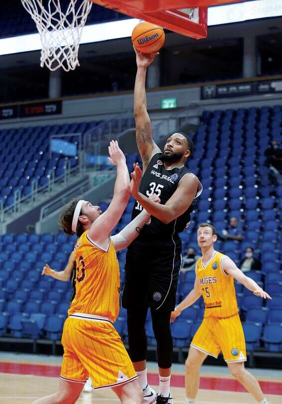 תומאס מרחף. איש המשחק של ירושלים // צילום: אלן שיבר