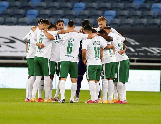 שחקני מכבי  חיפה מחזיקים לעצמם אצבעות // צילום: אלן שיבר