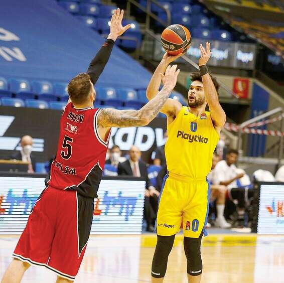 בראיינט מנסה את כוחו, הערב בהיכל // צילום: אלן שיבר