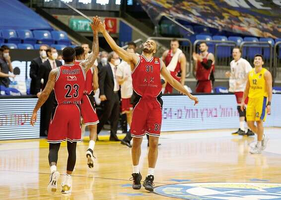 שחקני מילאנו חוגגים, הערב בהיכל // צילום: אלן שיבר