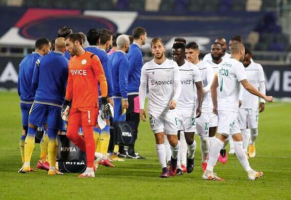 שחקני הקבוצות לפני שריקת הפתיחה // צילום: אלן שיבר