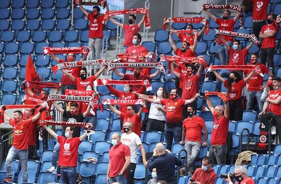 האוהדים חזרו לארנה // צילום: דני מרון