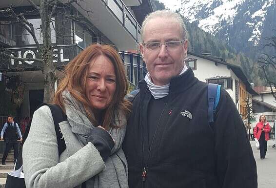 "חיבור מיידי". האחים סאם ודיאנה בפגישתם הראשונה באוסטריה // צילום: מהאלבום הפרטי