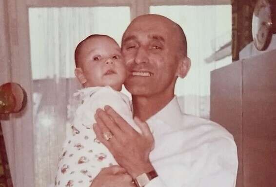 "אנחנו בקשר קבוע, ממש כמו משפחה רגילה". האב יורק זיברט עם בנו סאם כתינוק (למטה), ועם בתו דיאנה כשהיתה בת שנה // צילומים: מהאלבום הפרטי