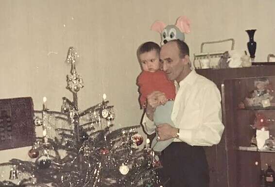 "אנחנו בקשר קבוע, ממש כמו משפחה רגילה". האב יורק זיברט עם בנו סאם כתינוק (למעלה) ובתו דיאנה כשהיתה בת שנה // צילומים: מהאלבום הפרטי