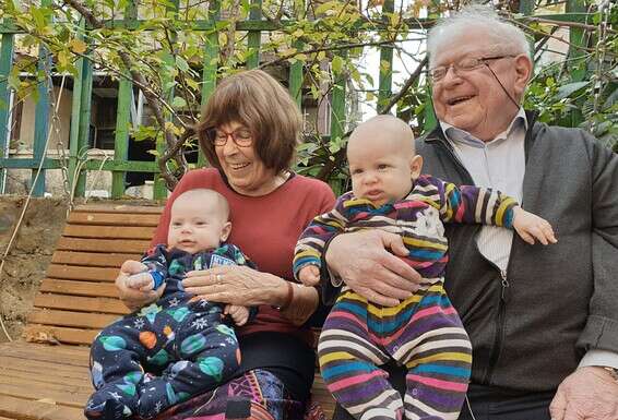 מיכאל ואשתו רבקה עם שניים מניניהם, בביתם בבית אל ‎