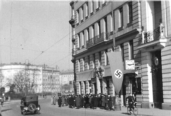 יהודים מנסים להשיג דרכון פולני בקונסוליה הפולנית בווינה, 1938