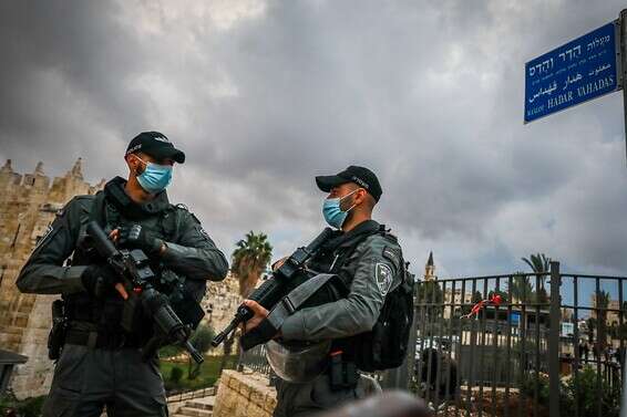 לוחמי מג"ב בסמוך לשלט שהוצב בשער שכם לזכר הדר כהן והדס מלכא, בירושלים, אתמול // צילום: אורן בן חקון