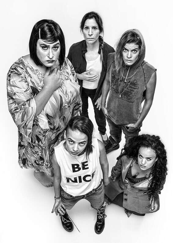 גלי בן גיאת (מימין למעלה) עם הקאסט של "מטומטמת" // צילום: אוהד רומנו