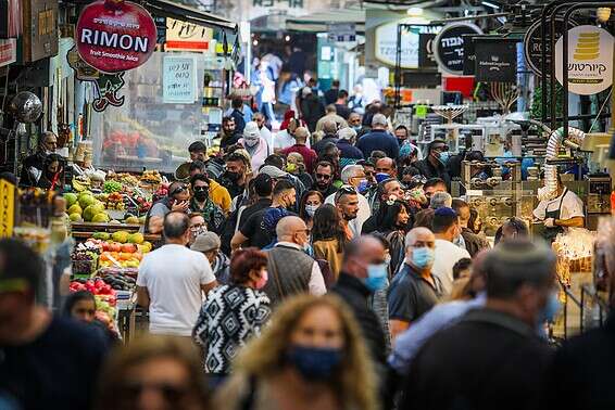 נערכים לחג בשוק מחנה יהודה // צילום: אורן בן חקון