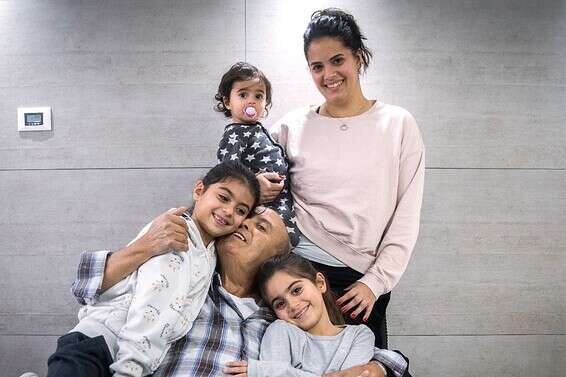 דוד יצחק (‭73‬) והנכדות // צילום: אורן בן חקון