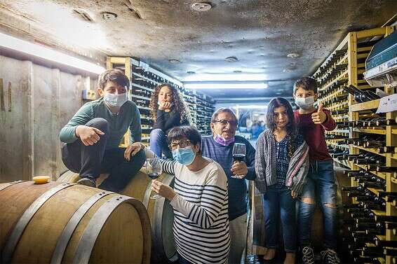 אהרון ורבקה הלפגוט (‭70‬) ונכדיהם // צילום: אורן בן חקון