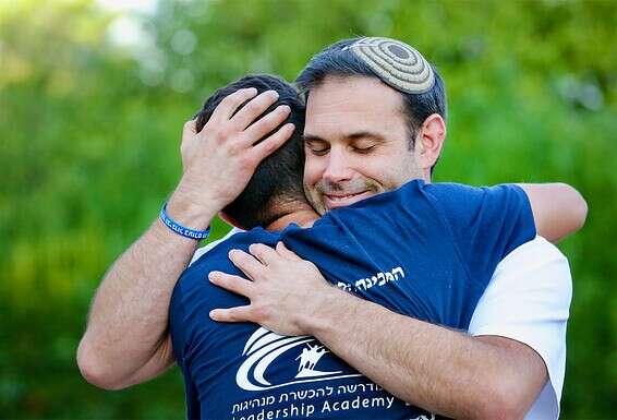 "בלי הכפר ובלי עדיאל כנראה שהייתי מסובך בפלילים, בטח שלא מסיים 12 שנות לימוד". בוגר הכפר נדב עם עדיאל // צילום: אורן כהן 