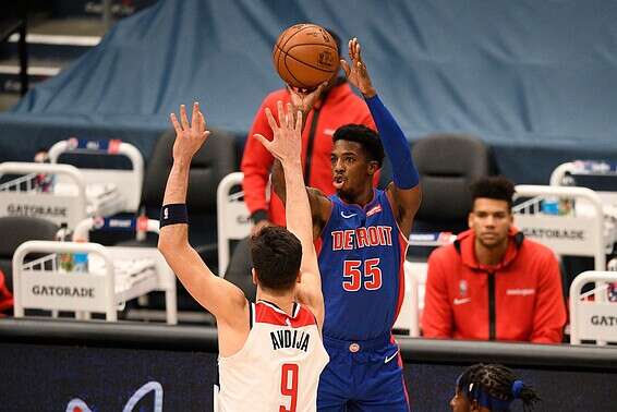 אבדיה עושה הגנה מול דלון רייט, הלילה // צילום: אי-פי