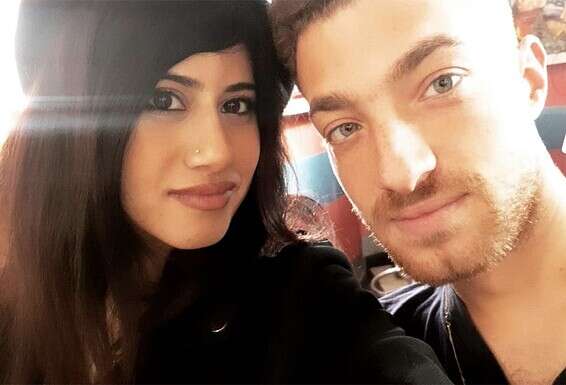 עם לוי, במהלך הקשר שלהם ב־2019. "הייתי פעם בקניון, והוא כעס עלי, למה הלכתי לשירותים ולא התקשרתי אליו משם, כי יכולנו לדבר" // צילום: מהאלבום הפרטי