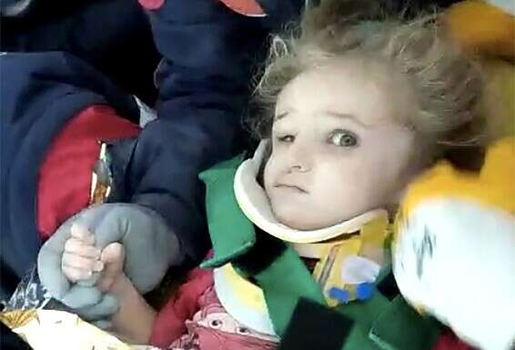 גם כמה מבני משפחתה חולצו מההריסות. הילדה אליף פרינג'ק לאחר שחולצה מההריסות באיזמיר, היום // צילום: רויטרס