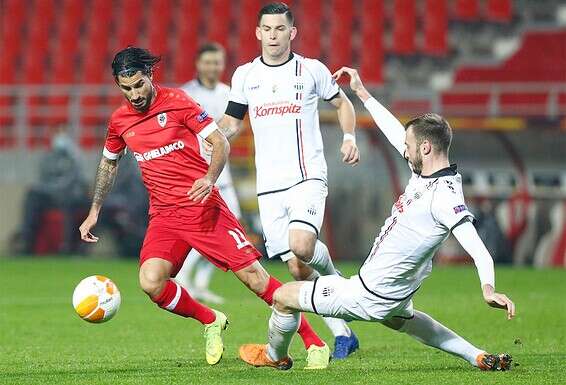 רפאלוב מול לאסק לינץ, בחודש שעבר בליגה האירופית. "אנשים יודעים שאני ישר, לכן מקבלי ההחלטות במועדונים העריכו את הדעה שלי" // צילום: רויטרס