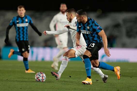 אדן הזאר מנסה לשמור על הכדור // צילום: אי-פי