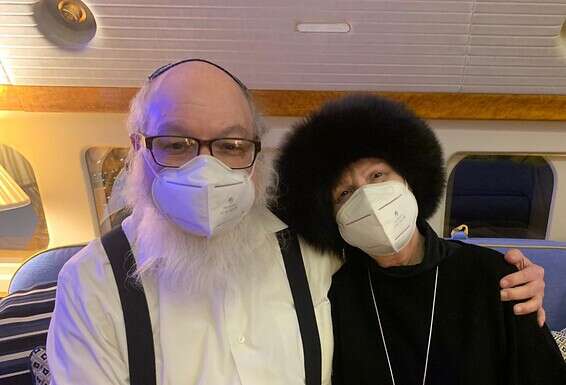 בני הזוג בדרכם ארצה // צילום מיוחד ל"ישראל היום"