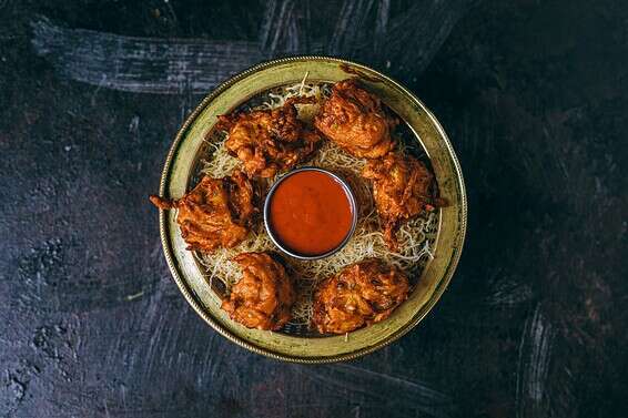 לביבות בניחוח מומבאי. אניין באג'יה - בצל מטוגן בבלילה // צילום: איתיאל ציון