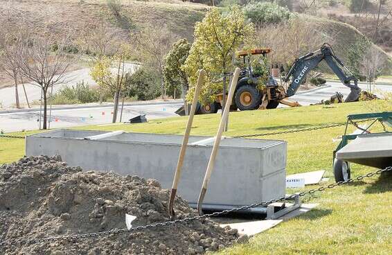   חפירת קבר בבית הלוויות Groman Eden Mortuary, בפארק הזיכרון עדן שבמישן הילז, קליפורניה // צילום: Anthony Lampe