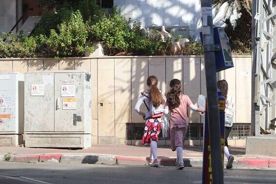 בני ברק. תלמידות יסודי בדרך לסמינר הבוקר // צילום: איתן אלחדז/TPS 