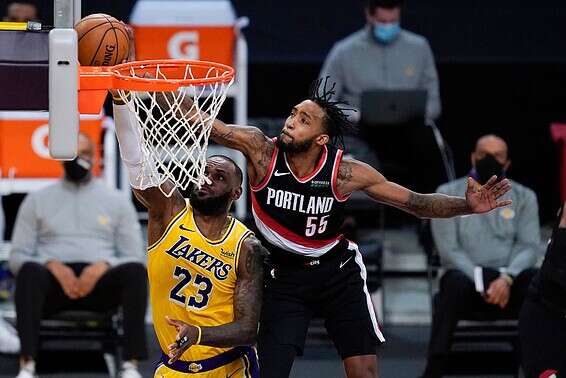 ג'ונס חוסם את לברון, הלילה // צילום: אי.אף.פי