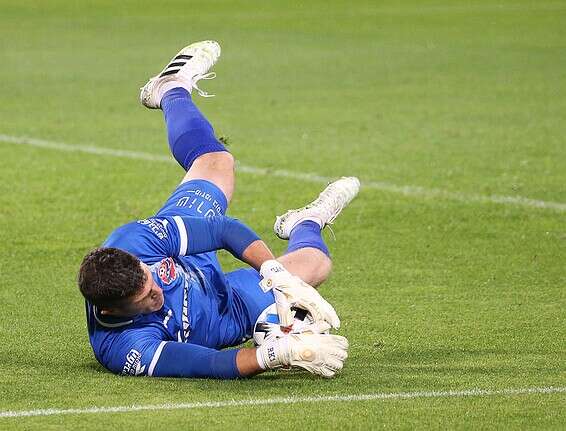 קדוש אוסף את הכדור // צילום: אודי ציטיאט