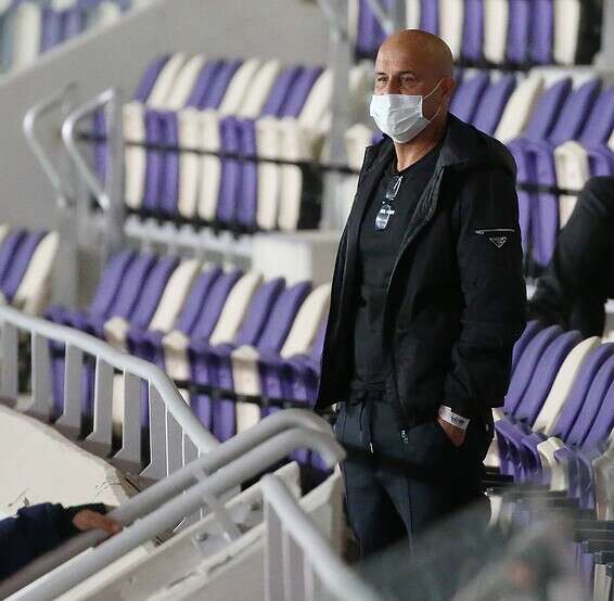 אבוקיס צופה בקבוצתו החדשה-ישנה מהיציע // צילום: אודי ציטיאט