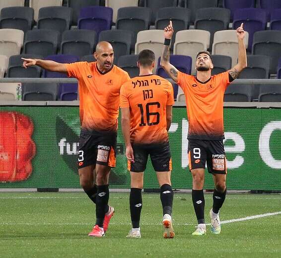 אלמוג בוזגלו חוגג שער יקר מול קרית שמונה // צילום: אודי ציטיאט