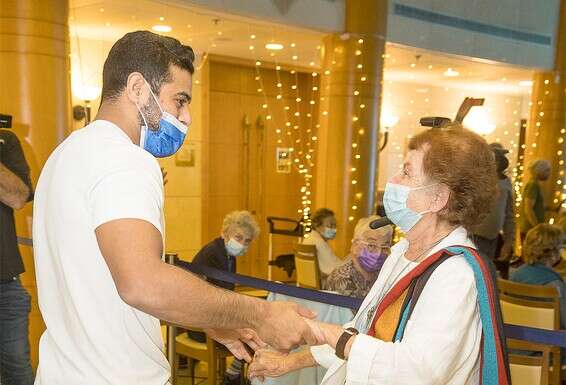 שגיא מוקי באירוע עם דיירי הבית בנורדיה // צילום: אודי גורן