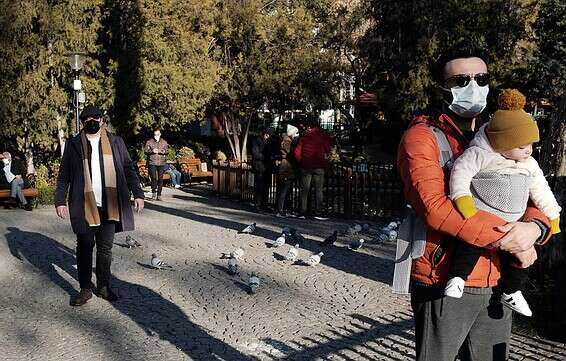 אזרחים עוטי מסיכות באנקרה // צילום: איי.פי