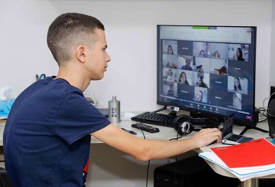 חזרת השכבות הגבוהות לא נראית באופק. למידה בזום // צילום: יהודה פרץ