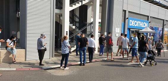 תורים מחוץ לדקטלון, אלנבי // צילום: יהונתן שאול