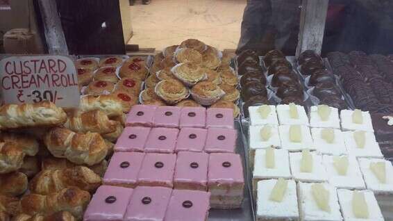 תור של קונים משתרך בפתח מאפיית נחום ובניו בימים שלפני חג המולד // צילום: יצחק נחום/נחום ובניו