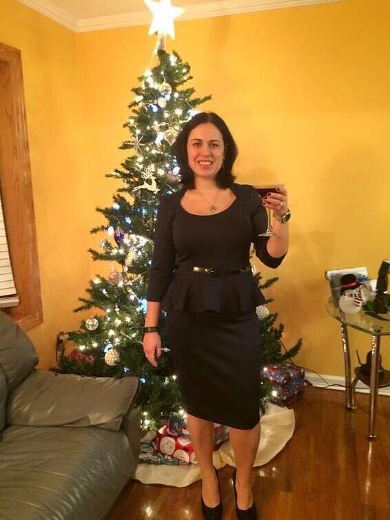 סבינה גוריבודסקי עומדת לפני עץ היולקה שלה // צילום: באדיבות גוריבודסקי