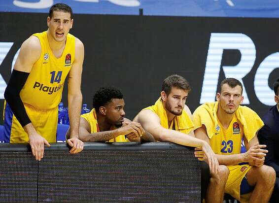 הקרואטים של מכבי על הספסל. רק כמעט // צילום: אלן שיבר