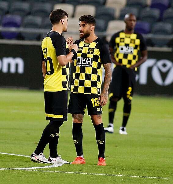 אלירן עטר מדרבן את ירדן שועה, הערב בבלומפילד // צילום: אלן שיבר