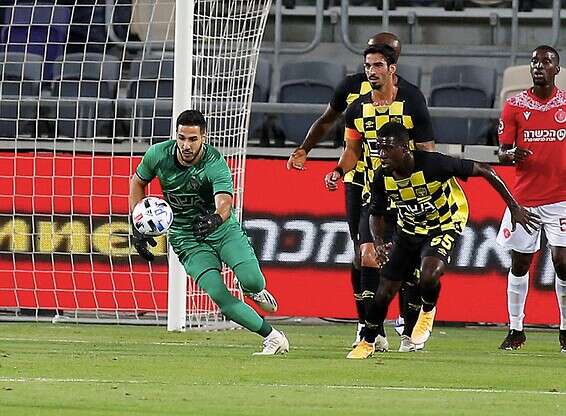 איתמר ניצן מרחיק את הסכנה // צילום: אלן שיבר