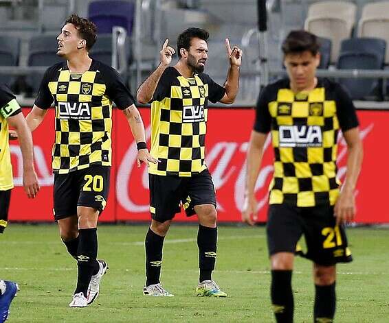 מיכאל אוחנה חוגג את שער השוויון שלו, הערב // צילום: אלן שיבר