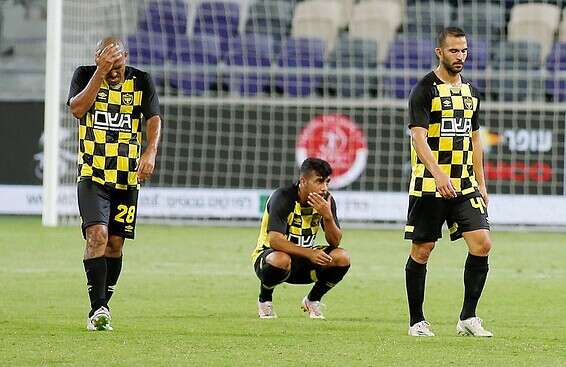 שחקני בית"ר אחרי השריקה // צילום: אלן שיבר