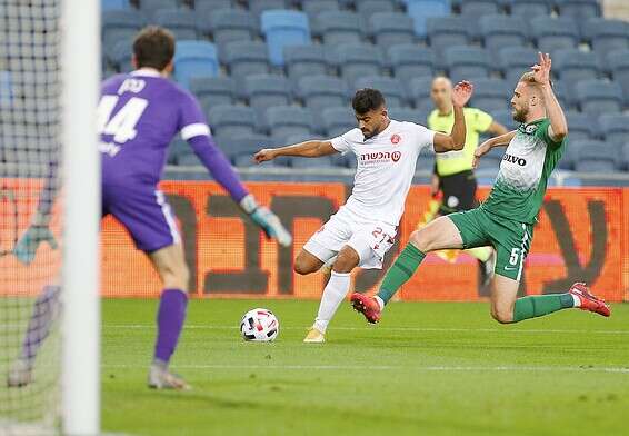 זיקרי מנסה מול פלאניץ' // צילום: אלן שיבר