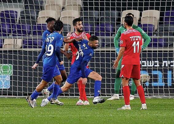 חליחל כובש את השער ורץ לחגוג // צילום: אלן שיבר